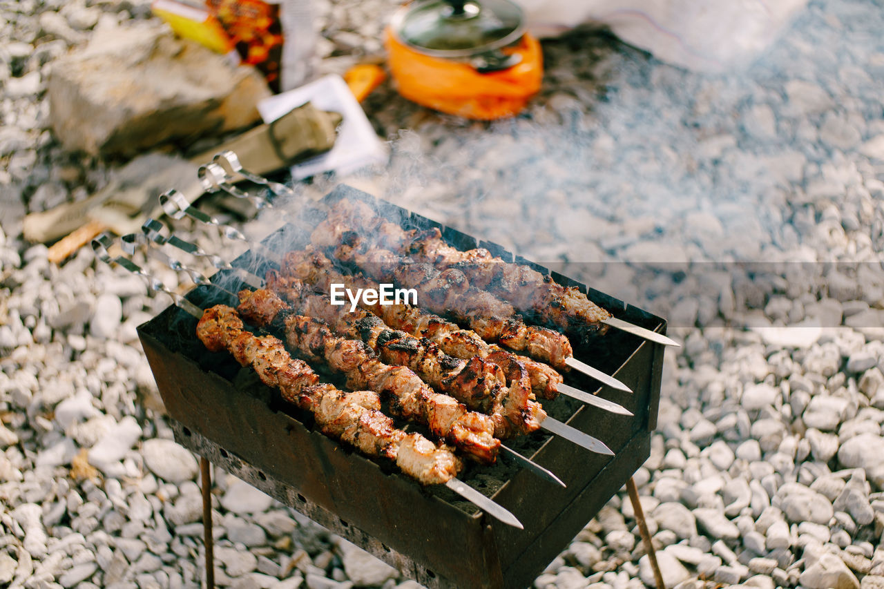 HIGH ANGLE VIEW OF FOOD ON BARBECUE GRILL