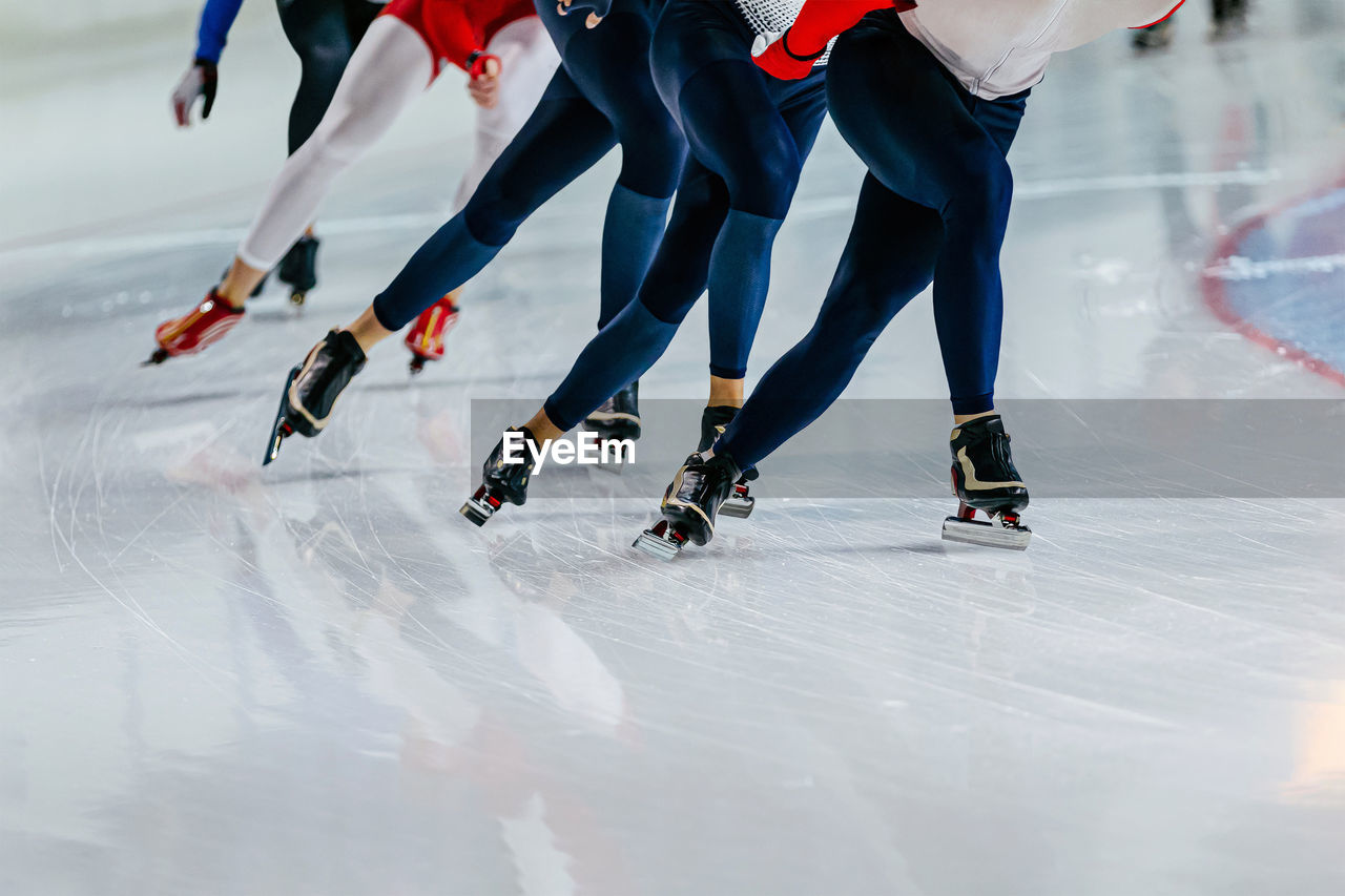 Group athletes speed skaters run mass start at competition