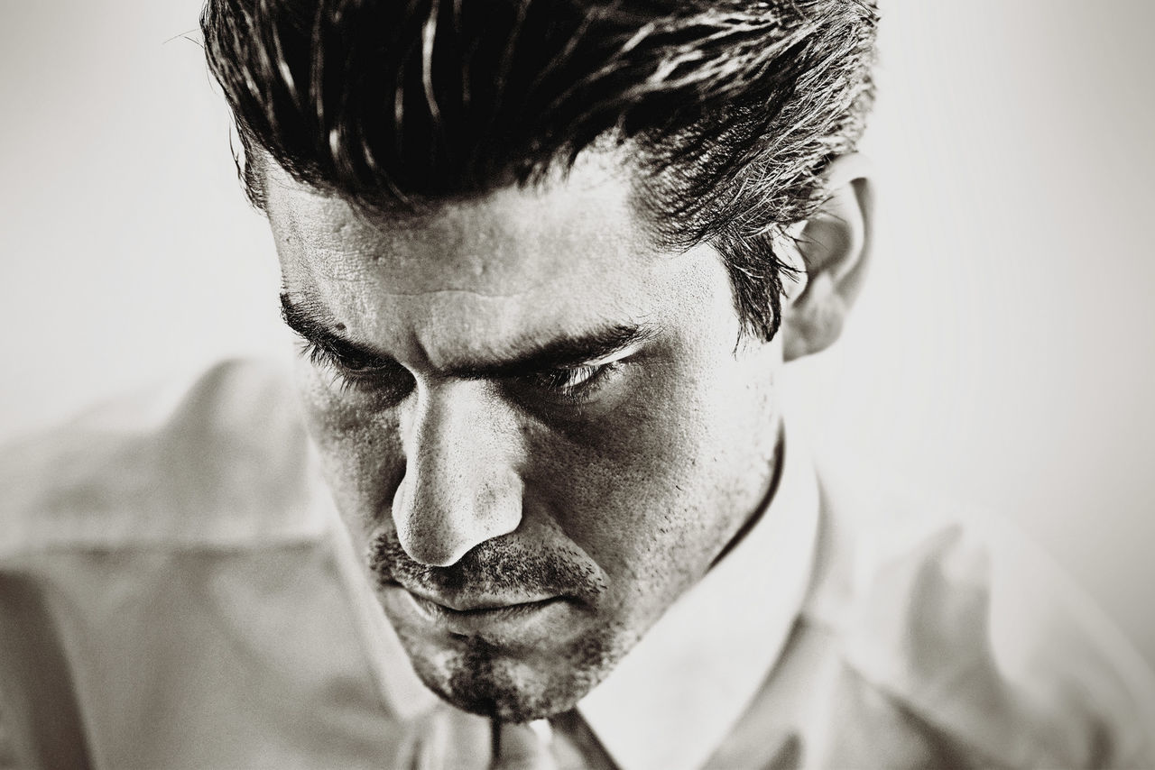 CLOSE-UP PORTRAIT OF MAN WITH MOUTH OPEN