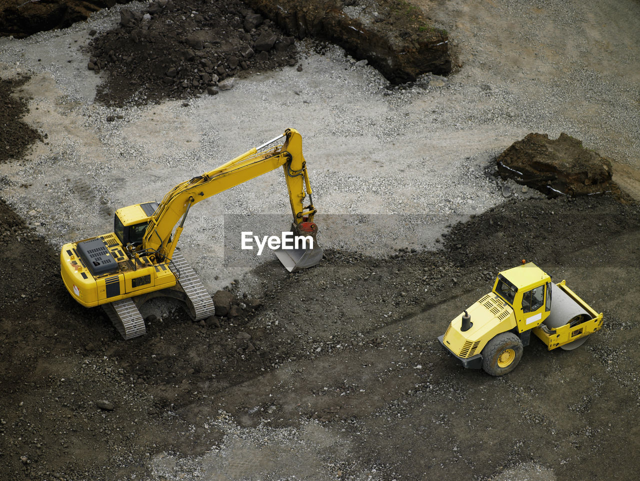 HIGH ANGLE VIEW OF YELLOW CONSTRUCTION SITE