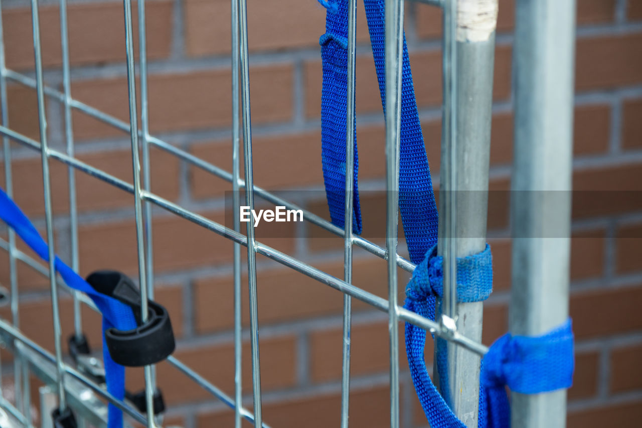HIGH ANGLE VIEW OF ROPE ON METAL