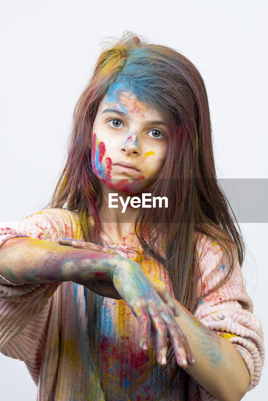 The face of a girl of 7 years and the colors of holi