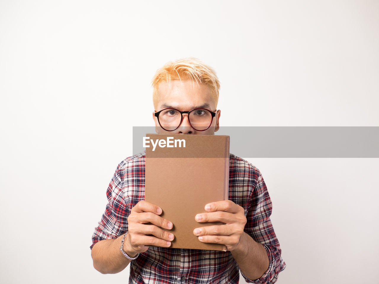 PORTRAIT OF YOUNG MAN WEARING EYEGLASSES