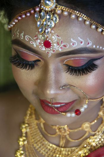 A girl in her marriage day showing her eye makeup
