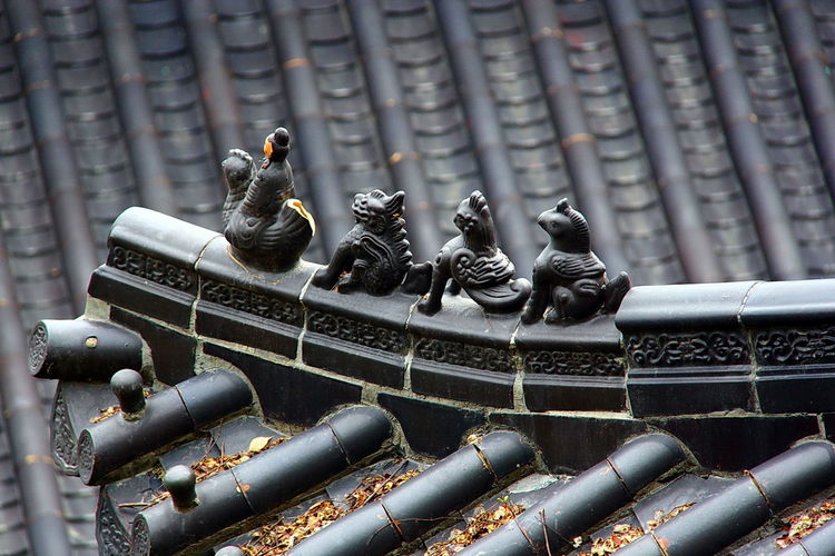 Sculptures on roof of temple