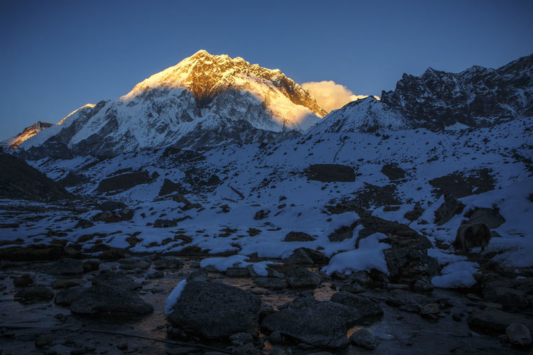 Sunset on a peak near the trail to everest base camp, nepal