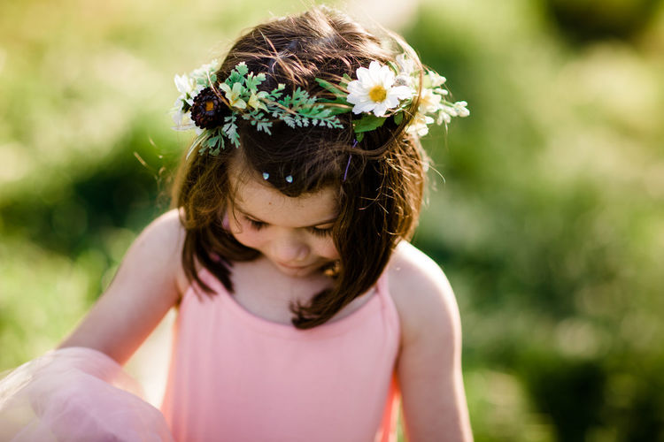 Close of young girl wearing flower crown