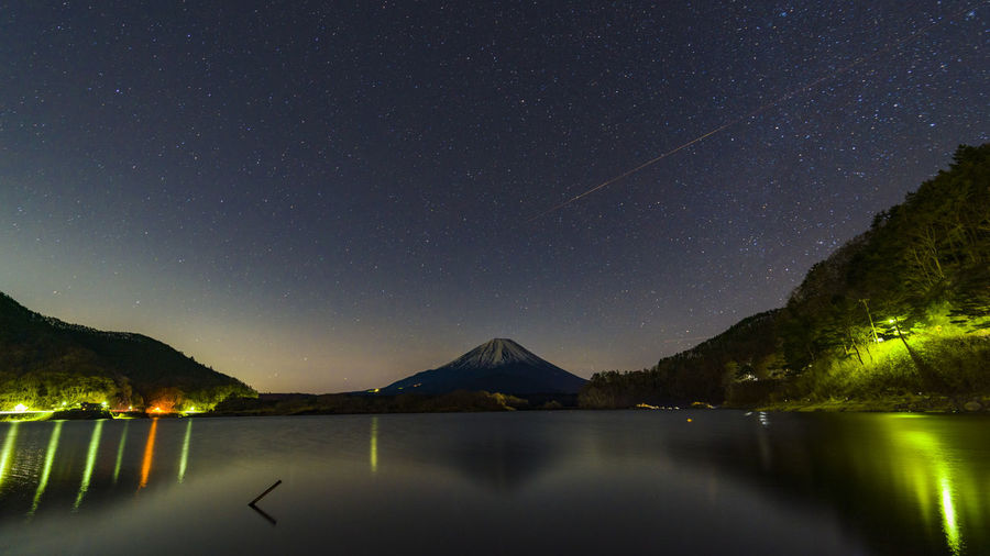 The constellation meteorite and mount fuji seen from lake shoji