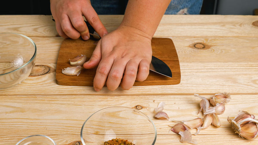 Cropped hands of chef preparing food on table