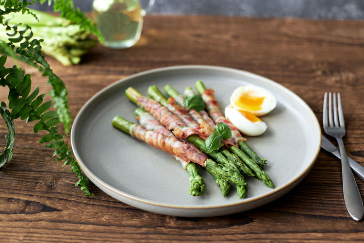 Grilled asparagus with bacon and egg benedict for breakfast or lunch. healthy eating