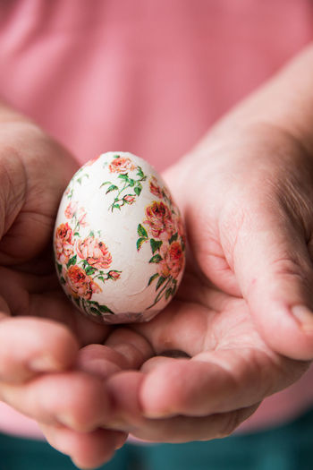 Close-up of woman hand holding easter egg