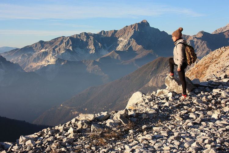 Explorer girl on excursion in mountains of tuscan-emilian apennines. apuan alps on sunny cold day