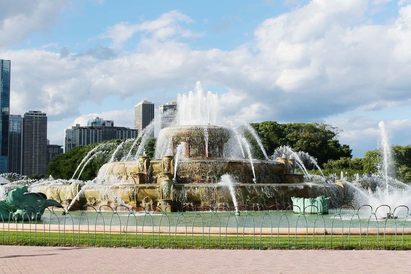 Majestic buckingham fountain in a sunny day in chicago
