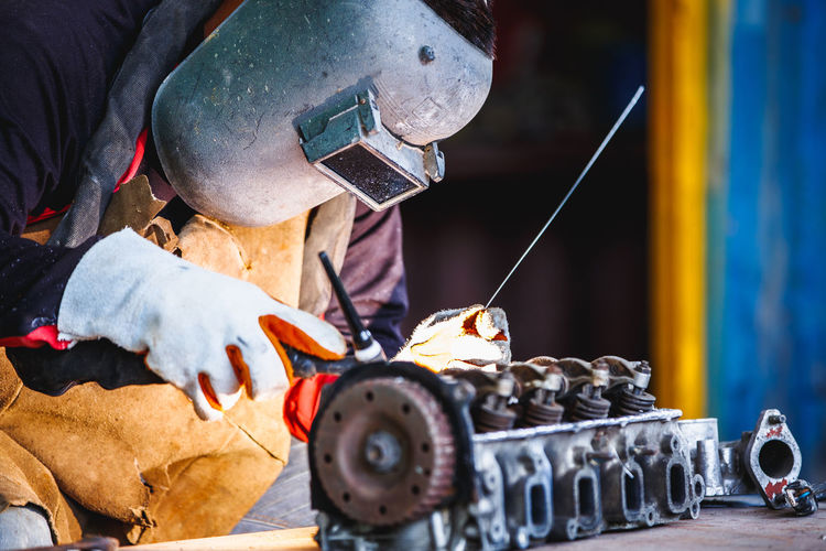 The man in the face mask is welded by argon welding. 