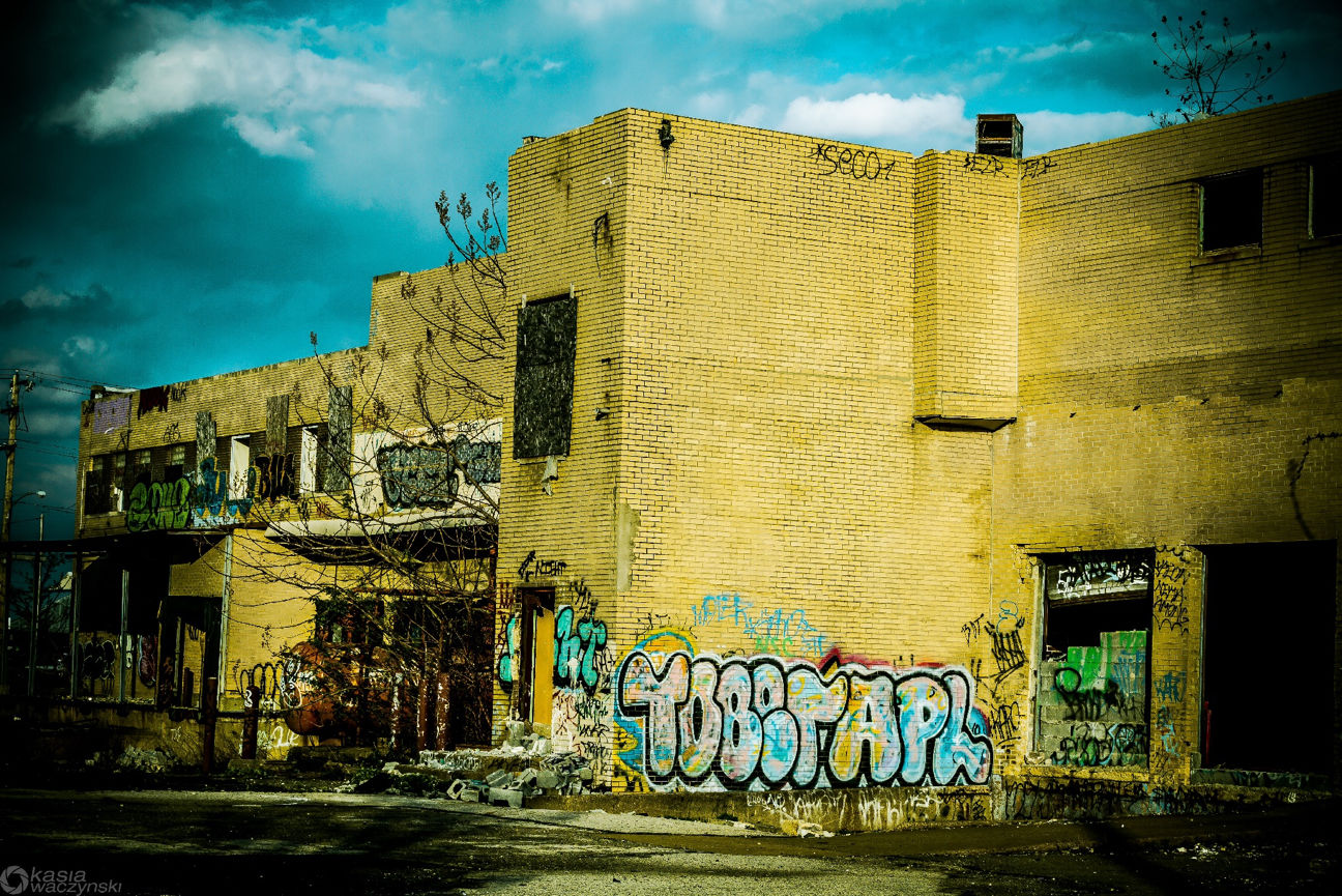 architecture, building exterior, built structure, sky, building, residential building, residential structure, cloud - sky, city, house, street, low angle view, cloud, blue, outdoors, no people, exterior, graffiti, wall - building feature, day