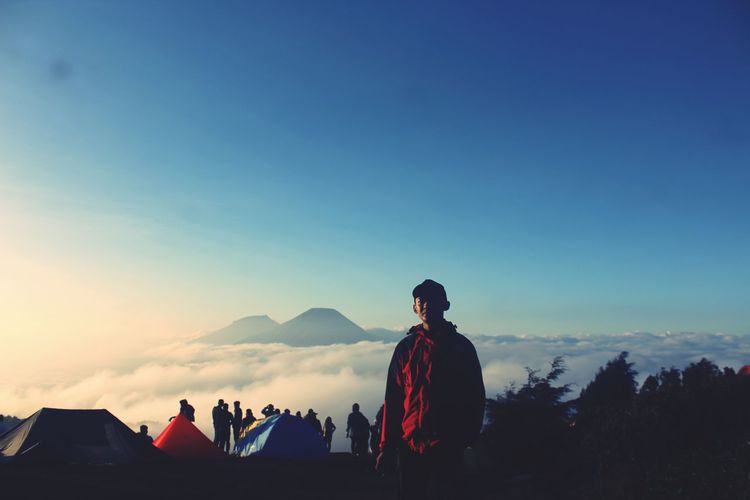 Mentari dipagi hari yang sangat memanjakan mata disambut dengan eloknya hamparan awan dan bukit