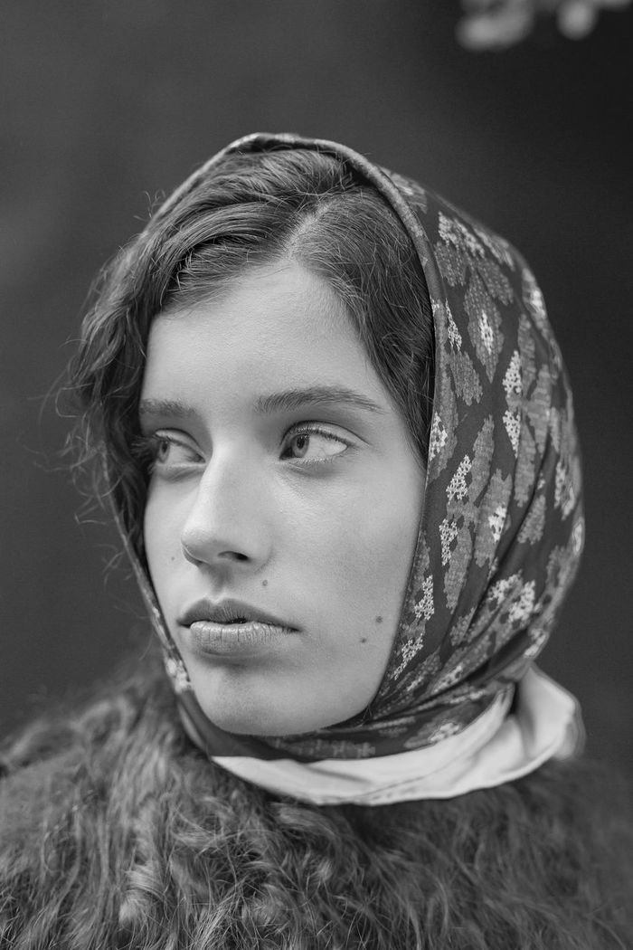 CLOSE-UP PORTRAIT OF A YOUNG WOMAN
