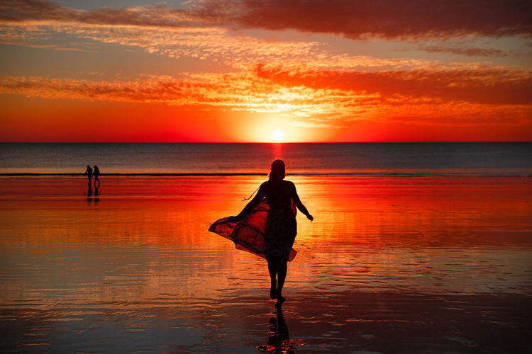 Spectacular sunset in cable beach in broome, western australia