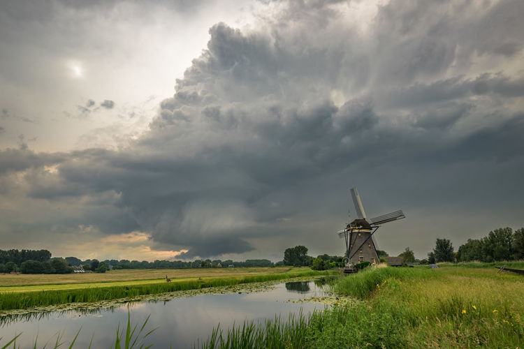 Rotating supercell thunderstorm with dutch windmill