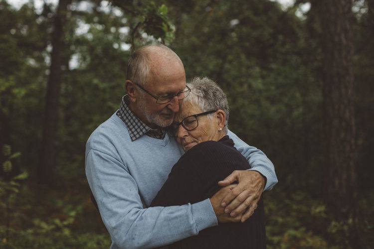 Elderly couple hugging eachother