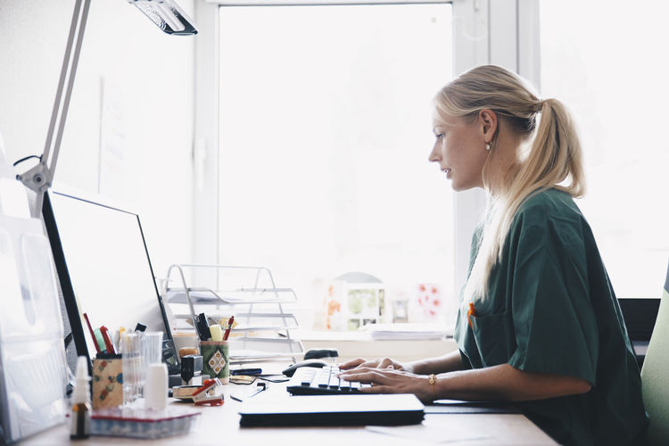 WOMAN WORKING WITH SMART PHONE